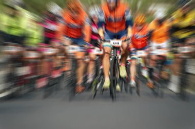 Bisiklete binme rekabet, yüksek hızda, soyut bir yarış sürme bisikletçi sporcular