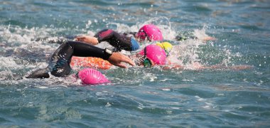 Grup insanlar içinde de triatlon Yüzme wetsuit