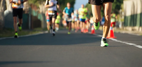 Maraton Koşusu Insanlar Şehir Yolunda Yürüyor — Stok fotoğraf
