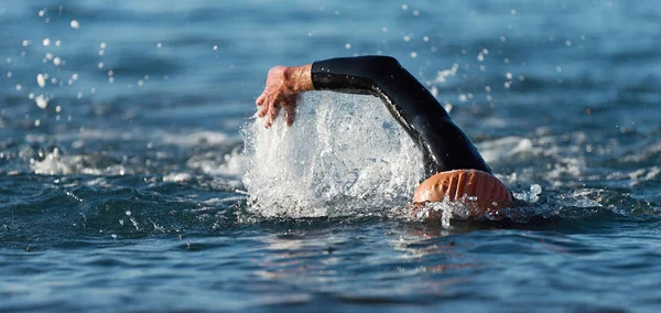 Чоловік Плаває Поповзанням Блакитному Морі Тренуючись Тріатлону — стокове фото