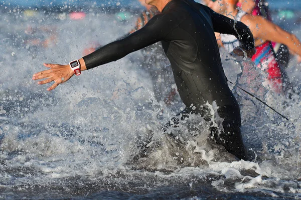Grupo Participantes Triatlón Corriendo Agua Para Nadar Parte Carrera Salpicadura —  Fotos de Stock