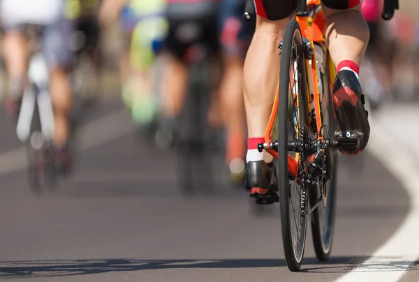 骑自行车的运动员骑高速自行车 详细说明齿轮和脚的情况 — 图库照片