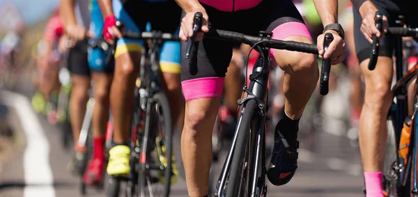 Competencia Ciclista Atletas Ciclistas Montando Una Carrera Subiendo Una Colina — Foto de Stock