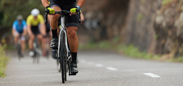 Велосипедные соревнования, велогонщики, скалолазание по холму на велосипеде
