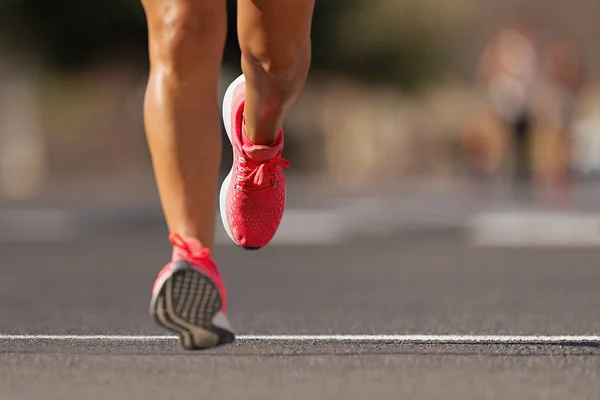 Idrottare Löpare Fötter Som Springer Väg Nära Upp Sko Maraton — Stockfoto