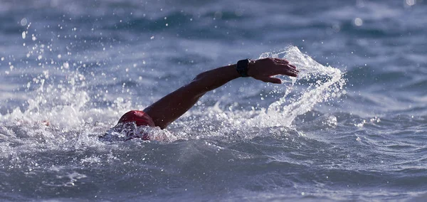 Mężczyzna Pływak Czołgać Się Błękitnym Morzu Trening Triatlonu — Zdjęcie stockowe