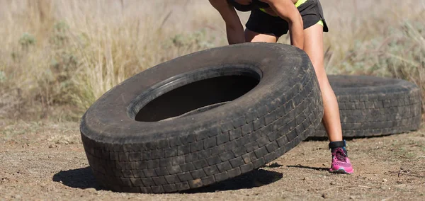 Atleta Haciendo Ejercicio Con Neumático Aire Libre —  Fotos de Stock