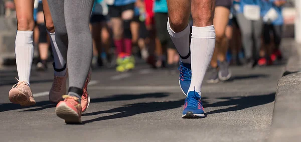 Maraton Koşusu Insanlar Şehir Yolunda Yürüyor — Stok fotoğraf