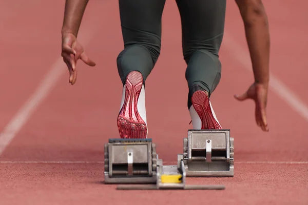 Bakifrån Kvinnliga Fötter Startblocket Redo För Sprint Start — Stockfoto