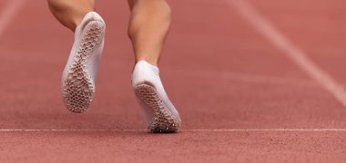 Stadyum pistinde koşan bayan sporcu, stadyumda koşan dinamik koşu.