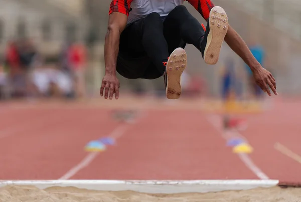 Atleta Salto Comprimento Durante Competição Realizando Salto Comprimento Triplo Corridas — Fotografia de Stock