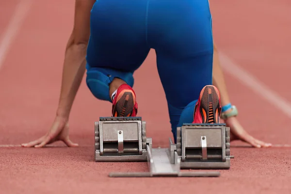Başlangıç Bloğundaki Kadın Ayaklarının Arka Planı Sürat Koşusuna Hazır — Stok fotoğraf