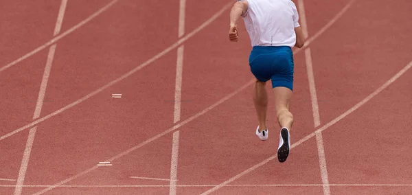 Stadyum Pistinde Koşan Erkek Atlet Stadyumda Dinamik Koşu Koşusu — Stok fotoğraf