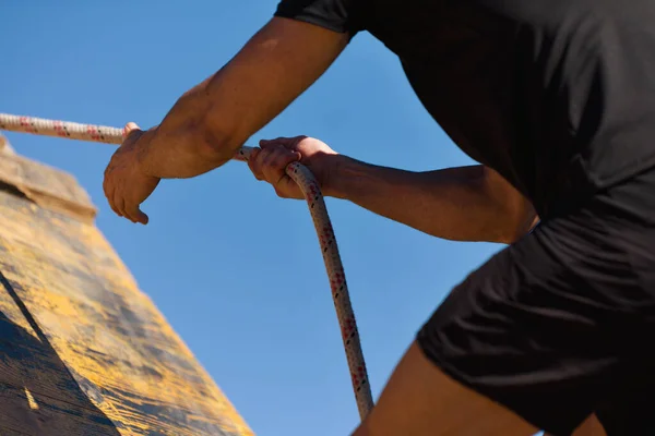 Mud Race Runners Participant Overcoming Barriers Rope — Stock Photo, Image