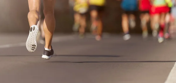 Maraton Igång Mot Bakgrund Kvällen Detalj Ben — Stockfoto