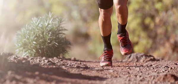 Trail Running Man Ścieżce Górskiej Ćwiczenia — Zdjęcie stockowe