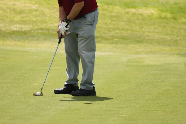 Jugar Golf Preparándose Para Disparar Hombre Poniéndose Verde —  Fotos de Stock