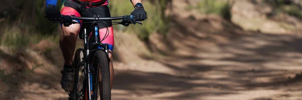 Mountain Bikers Andar Bicicleta Trilha Única Corrida Bicicleta Montanha — Fotografia de Stock