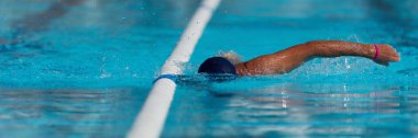 Yüzme müsabakası yüzücü havuzda emekleyerek yüzüyor.