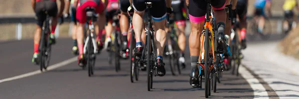 Radsport Wettbewerb Radsportler Bei Einem Rennen Das Peloton Erklimmt Den — Stockfoto