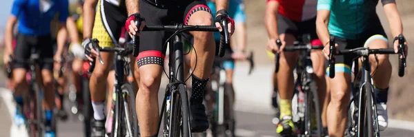 Radsport Wettbewerb Radsportler Bei Einem Rennen Das Peloton Erklimmt Den — Stockfoto