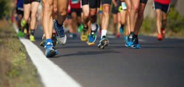 Şehir yolda, büyük grup koşucu çalıştıran maraton koşucu