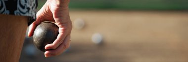 Son sınıf öğrencisi Petanque eğlenceli ve rahatlatıcı bir oyun oynuyor. Son sınıf öğrencisi, açık hava parkında Boules Ball oynamaya hazırlanıyor.