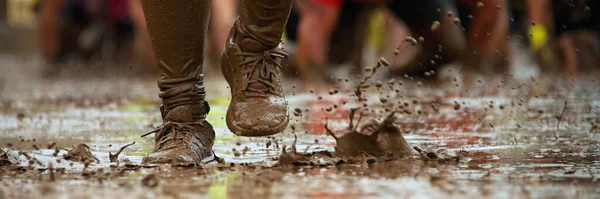 Mud Race Runners Crawling Passing Barbed Wire Obstacles Extreme Obstacle — Stock Photo, Image