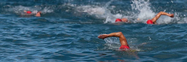 Grupo Nadadores Nadar Mar Nas Corridas Esporte Água Aberta — Fotografia de Stock