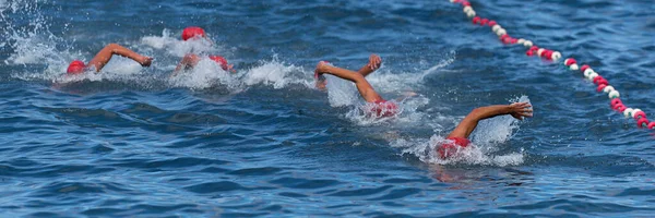 Gruppe Von Schwimmern Schwimmt Meer Bei Den Wettkämpfen Freiwassersport — Stockfoto