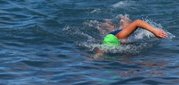 Triatloncu Kadın Serbest Yüzme Okyanusta Sürünme Kadın Triatlon Yüzücüsü Profesyonel — Stok fotoğraf