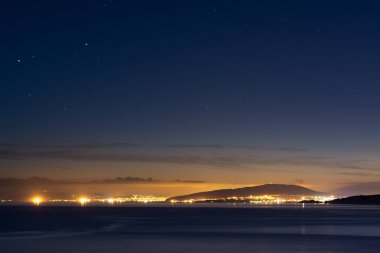 Gelendzhik denizden gece ışıkları bir görünümünü