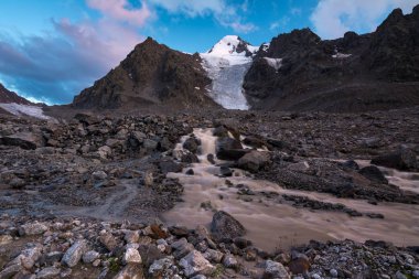 Akşam mount Ozernaja üstündeki görünümünü