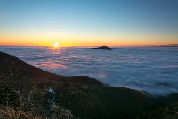 View on the top of the mountain Mashuk above the clouds — Stock Photo, Image