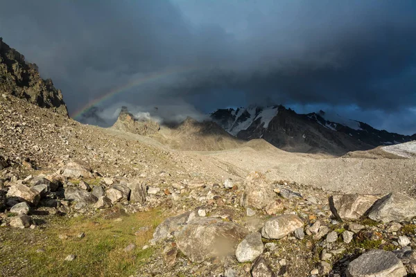 Arco iris en las montañas — Foto de Stock