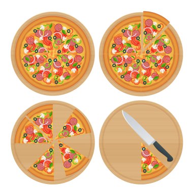 Sebzeli, jambonlu, roketli, sebzeli tavuk ve beyaz üzerine izole edilmiş zeytinli pizza. Tahta tabakta servis edilen leziz pizza..