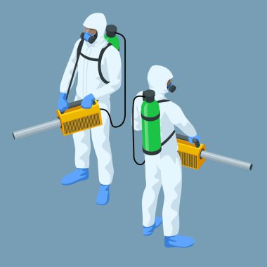 Beyaz takım elbiseli Itric bir adam sprey tabancayla caddeyi dezenfekte ediyor. Virüs salgını COVID-19. Coronavirus hastalığına karşı önlem COVID-19.