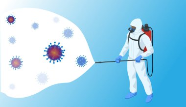 Beyaz takım elbiseli Itric bir adam sprey tabancayla caddeyi dezenfekte ediyor. Virüs salgını COVID-19. Coronavirus hastalığına karşı önlem COVID-19.