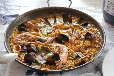 Geleneksel İspanyol paella.