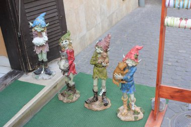 Cüceler pazarında, Eger statures.