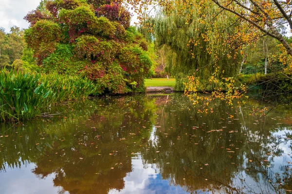 イギリスのロンドン公園で池 — ストック写真