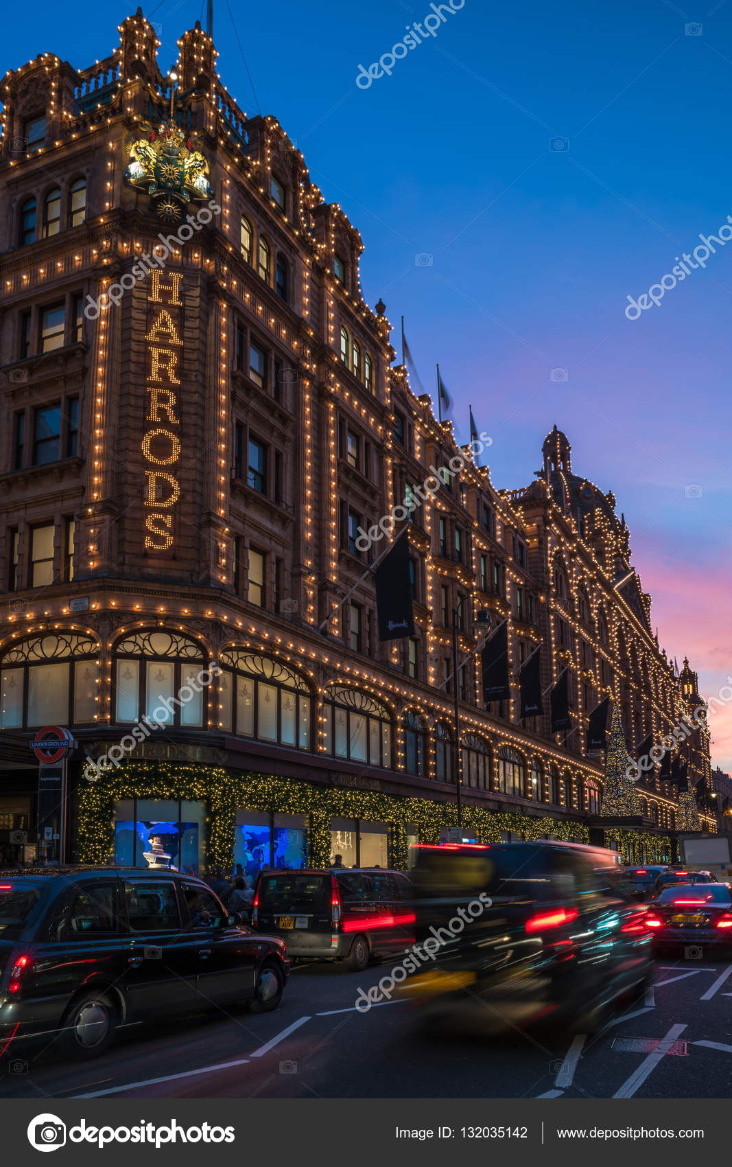 Decorazioni Natalizie Harrods.Vista Di Harrods Con Decorazioni Di Natale Foto Editoriale Stock C Rubinowadama 132035142