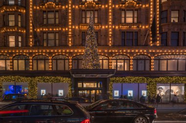 Harrods görünümü ile Noel süsleri