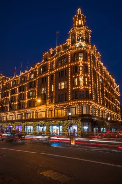 Harrods görünümü ile Noel süsleri