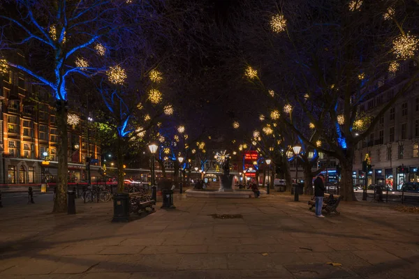 Exibição de luzes de Natal em Duke of York em Londres, Reino Unido — Fotografia de Stock