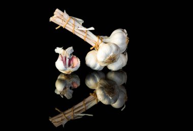 Siyah arkaplanda sarımsak soğanları