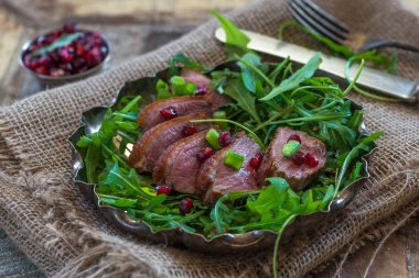 Çıtır sıcak ördek salatası