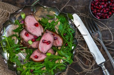 Çıtır sıcak ördek salatası