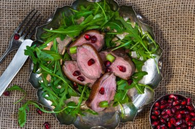 Çıtır sıcak ördek salatası