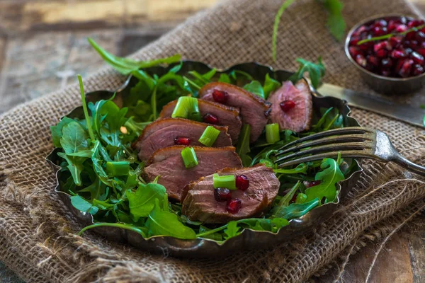 Хрустящий салат из тёплой утки — стоковое фото